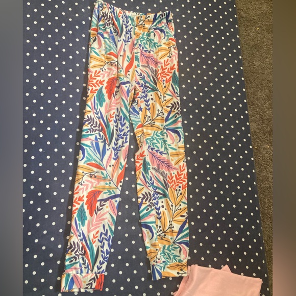 Girls’ Outfit Set: Pink top with floral shorts and pants - Picture 5 of 12